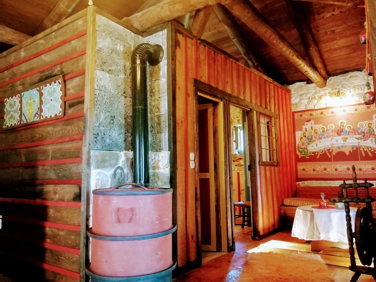 Ano Ravenia Yono'S Traditional House מראה חיצוני תמונה