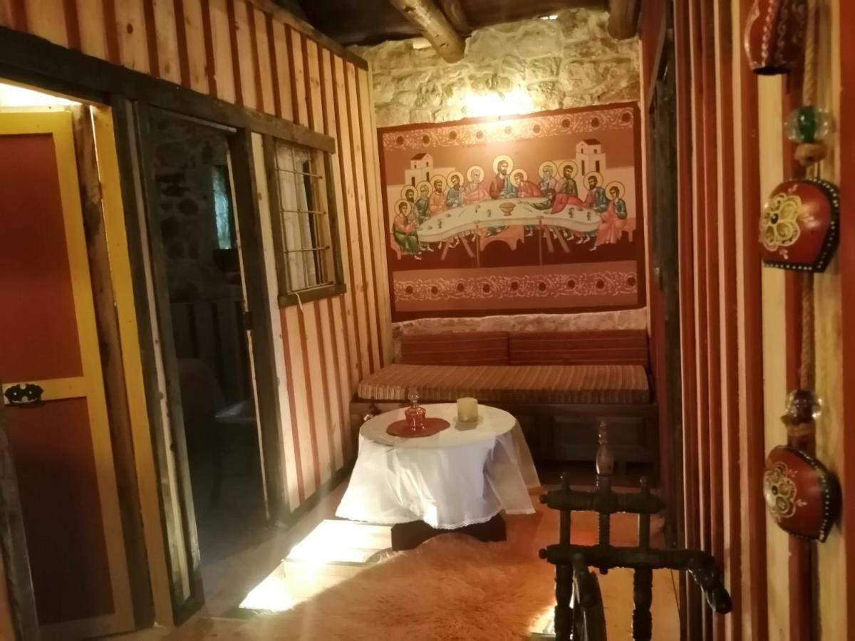 Ano Ravenia Yono'S Traditional House מראה חיצוני תמונה