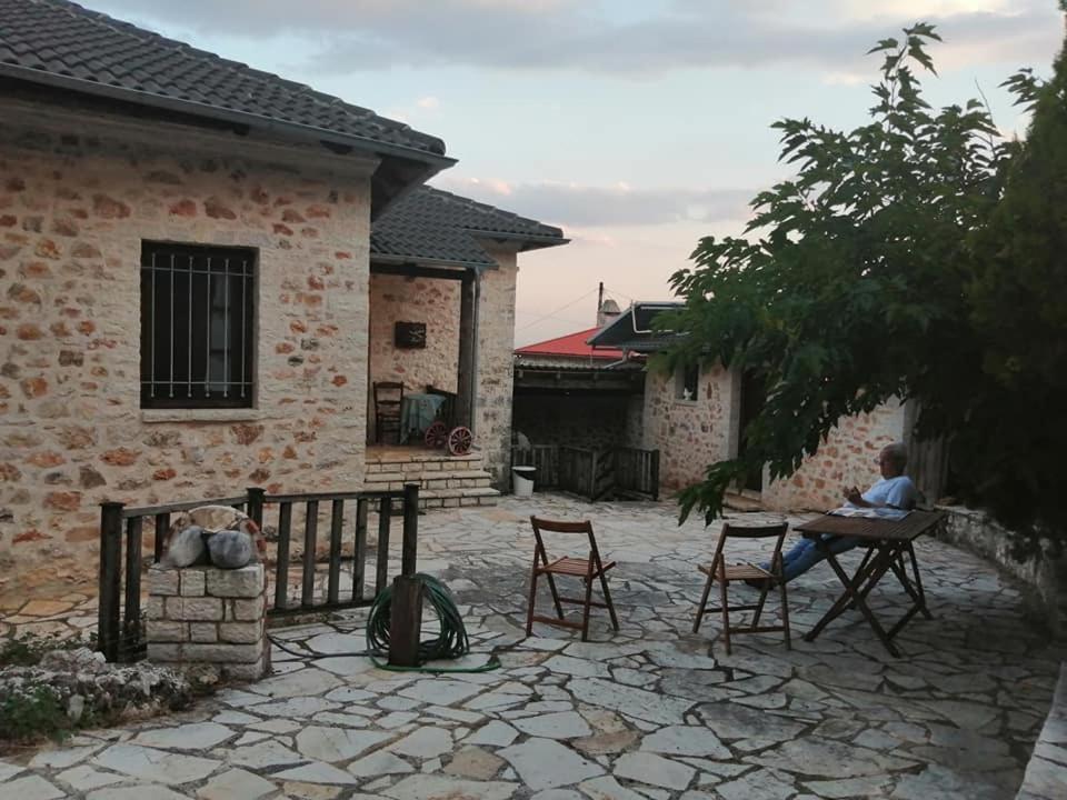 Ano Ravenia Yono'S Traditional House מראה חיצוני תמונה