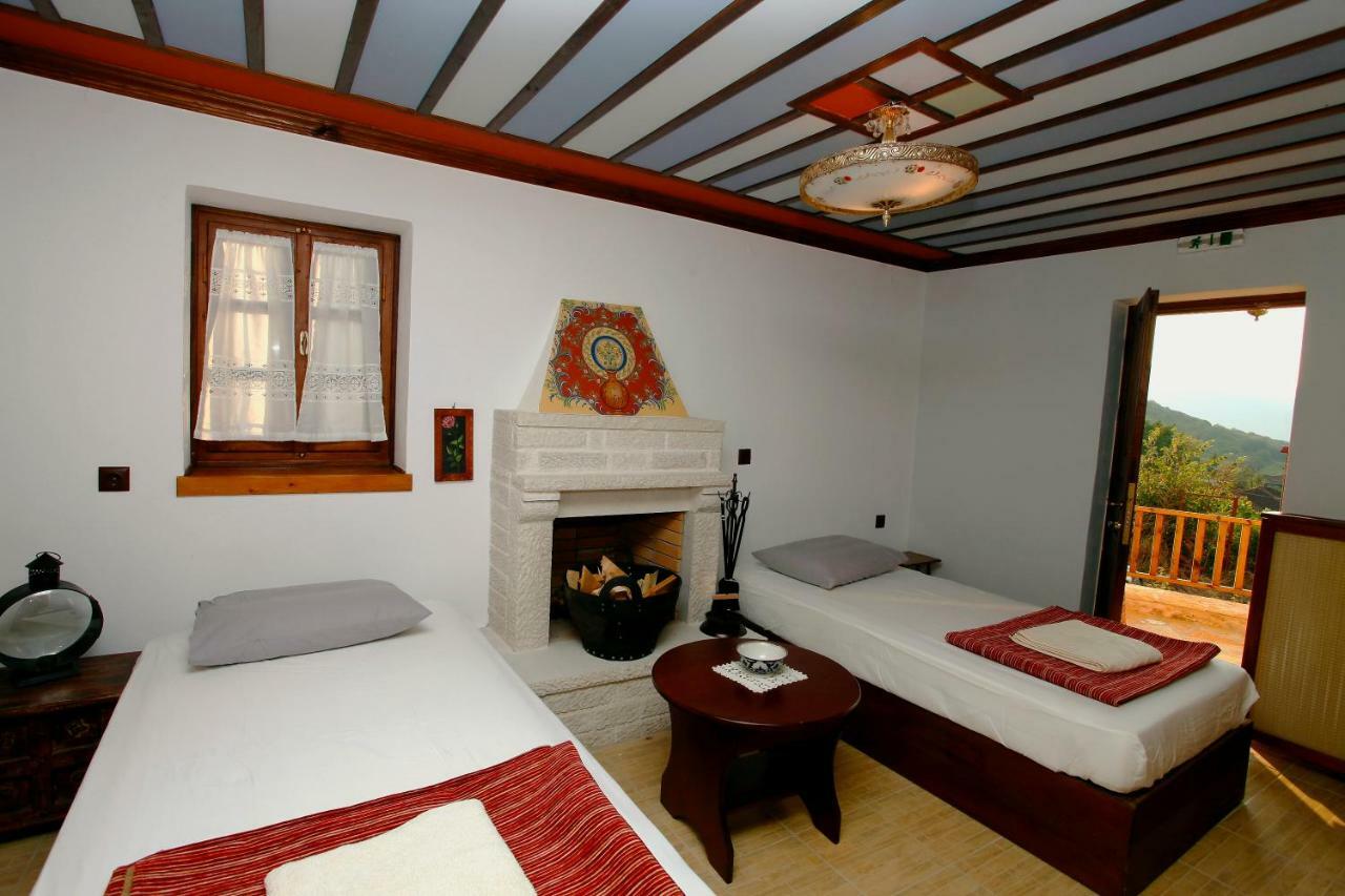 Ano Ravenia Yono'S Traditional House מראה חיצוני תמונה